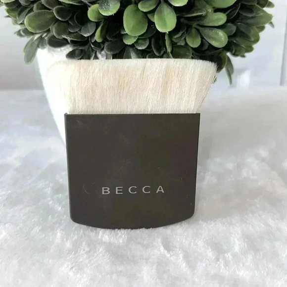 BECCA MULTI USE BRUSH - Picture 3 of 5